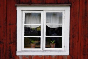 Äldre fönster i faluröd vägg